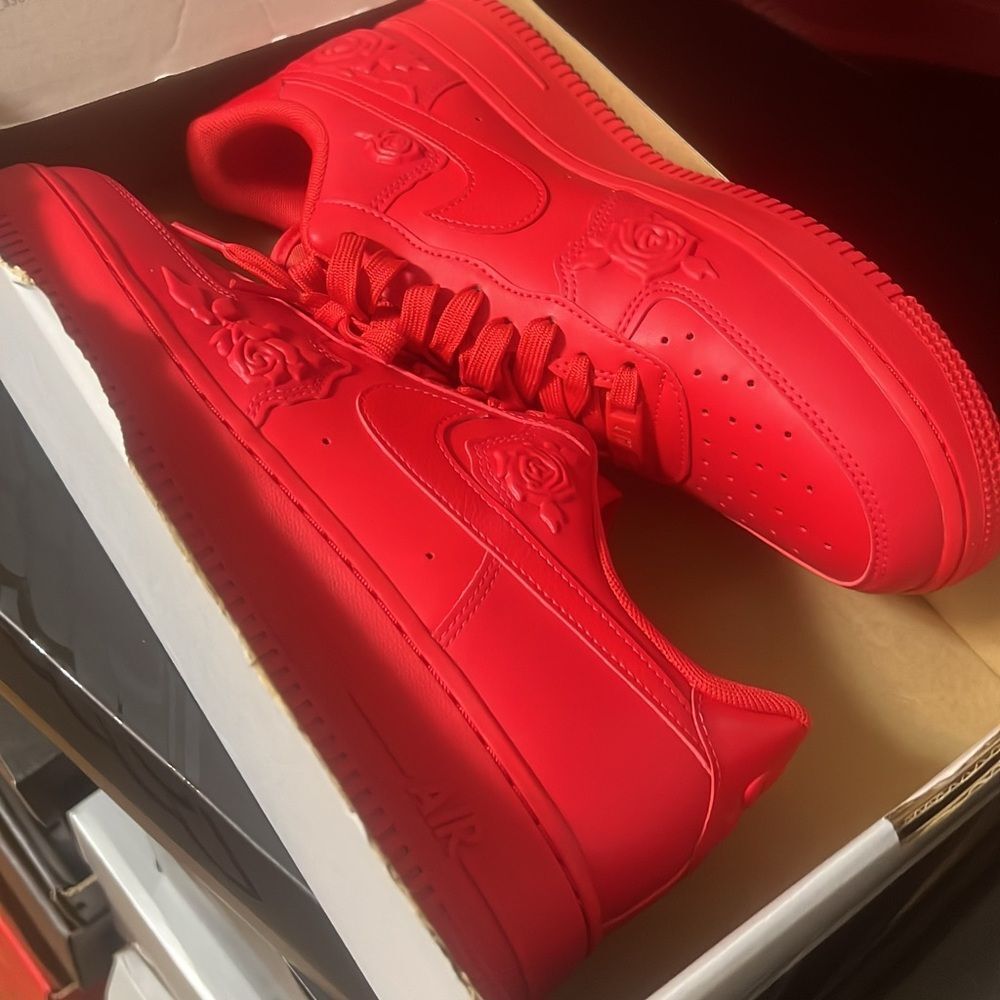 Brand New 2025 Nike Wmns Air Force 1 '07 'Red Roses' size 9.5